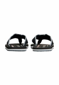 Sorte flip-flops med gr�å remme, der har en tekstureret sål og et logo trykt på indersålen. Enkel design med minimal detaljering.