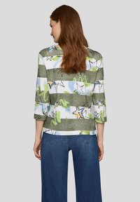 Drei-Viertel-Ärmel Oberteil mit einem gestreiften Muster in Grün, Weiß und Blau, das Stern-Grafiken und einen entspannten Schnitt aufweist. Strukturierter Stoff.