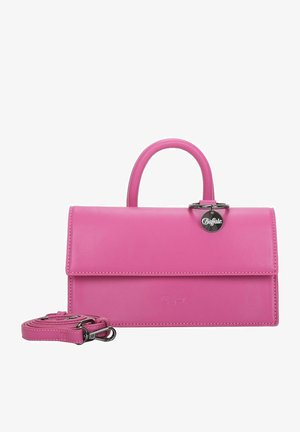 Bolso de piel rosa con un diseño estructurado, asa superior, correa desmontable, acento metálico con logotipo y detalles de costura a lo largo de los bordes.
