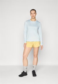 New Balance SPORT ESSENTIALS LONG SLEEVE - Hosszú ujjú felső - frosted glass