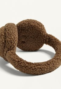 Cizme de ureche din fleece maro, cu o textură moale, având capacele rotunde pentru urechi și o bandă flexibilă, concepute pentru căldură și confort.