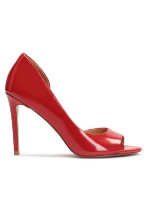 Chaussure à talon haut en cuir verni rouge, à bout ouvert et talon aiguille fin, vue de côté sur fond blanc.