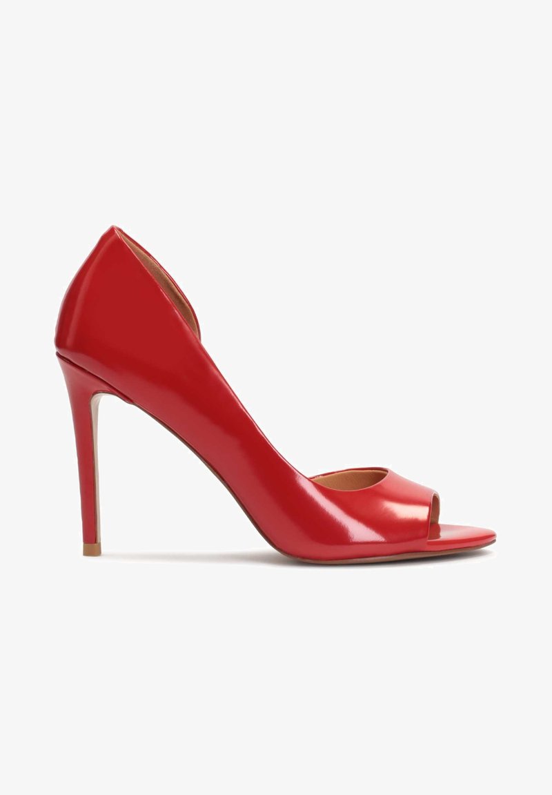 Chaussure à talon haut en cuir verni rouge, à bout ouvert et talon aiguille fin, vue de côté sur fond blanc.