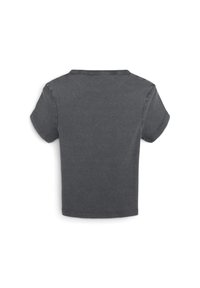 T-shirt grigio in cotone a maniche corte con scollo tondo, caratterizzato da una texture liscia e un orlo cucito pulito. Visualizzazione dal retro.