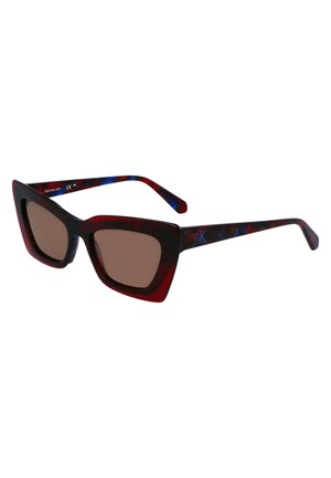 Ochelari de soare Calvin Klein cu o ramă de țestoasă în nuanțe de roșu închis și albastru, design unghiular și lentile de culoare maronie. Marcati cu un logo CK.