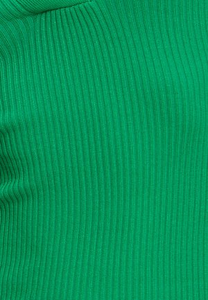 Tissu vert côtelé affichant une texture lisse avec de fines rayures verticales. La couleur vive est uniforme et constante sur l'ensemble du matériau.