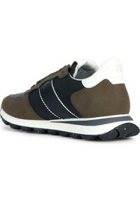 Scarpe da corsa da uomo con tomaia in suede marrone, accenti in pelle nera e dettagli bianchi. Suola testurizzata con macchie per una migliore aderenza.