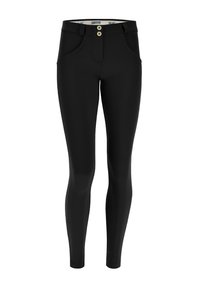 Leggings neri a vestibilità slim, dotati di due tasche frontali e di un elastico in vita con due bottoni. Realizzati in un tessuto liscio e elastico.