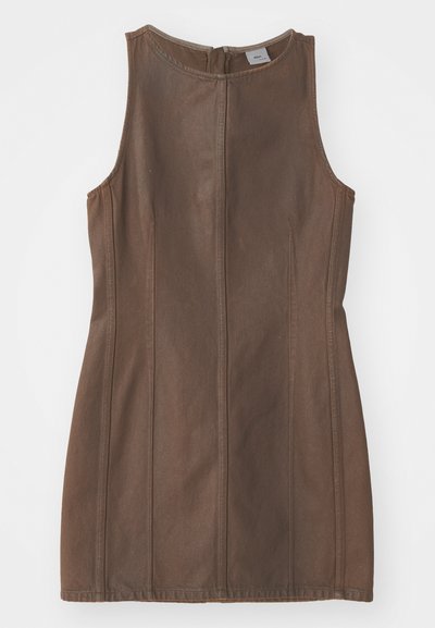Vestido castanho sem mangas feito de um tecido suave, apresentando um decote redondo e detalhes de costura vertical, com um fecho de correr oculto nas costas.