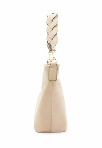Bolso de mano de cuero beige con un panel texturizado de ante, forma triangular y una correa trenzada. Cuenta con herrajes de tono dorado y un detalle de etiqueta.
