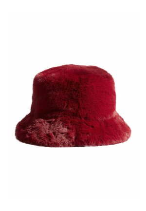 Roter Kunstpelz-Bucket-Hut mit einer weichen, glänzenden Textur; breiter Rand und runder Oberteil; gleichmäßige Farbe mit subtiler Glanz.