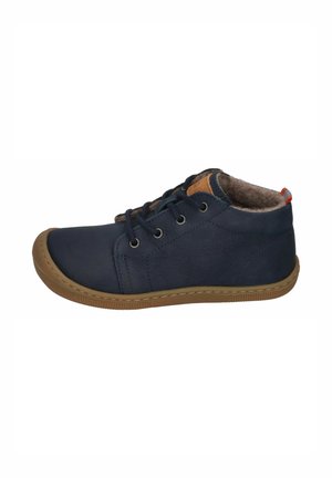Marineblauer Knöchelschuh mit brauner Gummisohle, schwarzen Schnürsenkeln und weichem braunem Fleecefutter, entworfen für den Freizeitgebrauch.