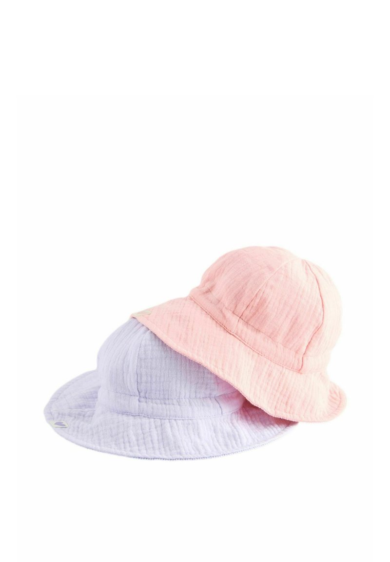 Zwei weiche, strukturierte Bucket-Hüte; einer in blassrosa und einer in helllila, mit breiten Krempen und runden Kronen. Beide haben eine gestickte Verarbeitung.