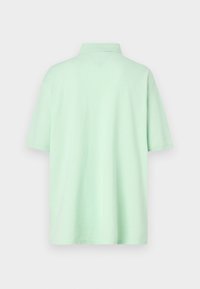 Mintgrønn kortermet polo-skjorte med myk tekstur, med ribbestrikket krage og et rent, ukomplisert design.