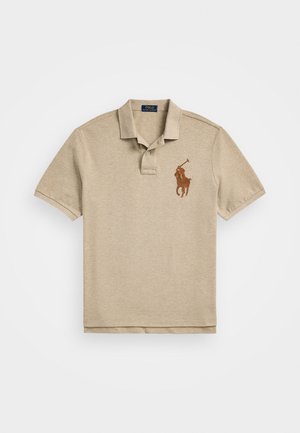 Polo shirt kaki en coton, avec un col côtelé, des manches courtes et un logo brodé marron d'un joueur de polo sur la poitrine gauche.