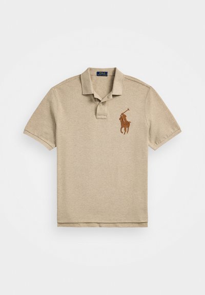 Khaki színű, pamut anyagú polo póló, bordázott gallérral, rövid ujjakkal, a bal mellrészen hímzett barna logóval, amely egy polo játékost ábrázol.