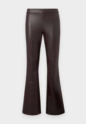 Pantaloni evazați din pielă sintetică maro, cu o textură netedă, talie înaltă și un design simplu, având picioare evazate la tiv pentru un plus de stil.