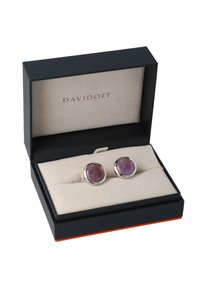 Silberfarbene Manschettenknöpfe mit runden Amethyststeinen, die in einer polierten Fassung eingefasst sind, präsentiert in einer schwarzen und orangefarbenen Davidoff-Box mit beigem Innenleben.