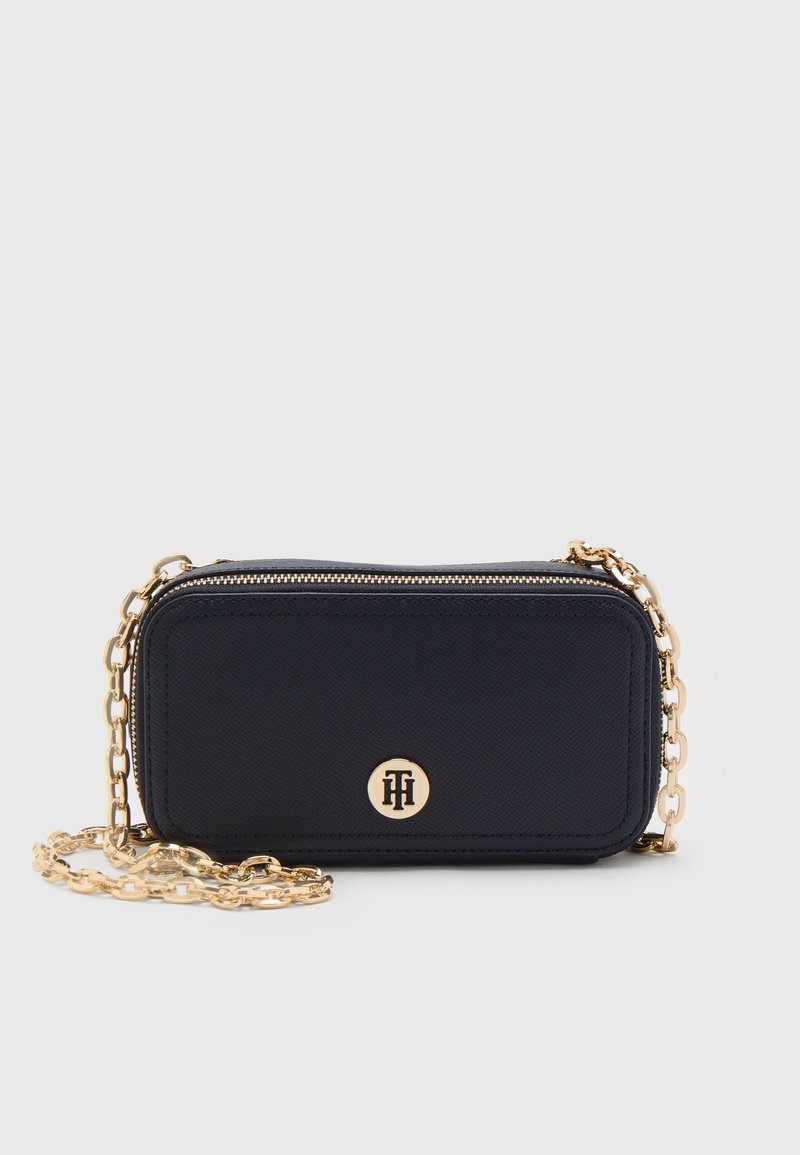 Borsa a tracolla rettangolare blu navy con superficie testurizzata, tracolla a catena dorata e medaglione con logo sul davanti. Dotata di chiusura con zip.