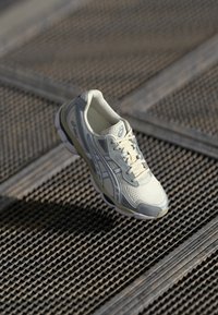 ASICS SportStyle GEL NYC 2055 UNISEX - Treniņu apavi - cream/dolphin grey