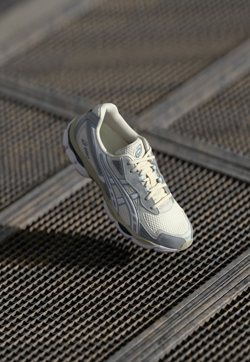 ASICS SportStyle GEL NYC 2055 UNISEX - Treniņu apavi - cream/dolphin grey