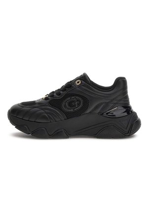 Czarne, masywne sneakersy z teksturowanej skóry i paneli z siateczki, podwyższoną podeszwą, sznurowane z przodu i z okrągłym, markowym logo z boku.