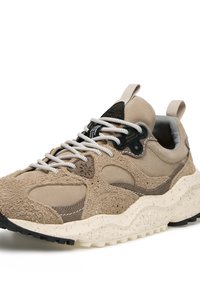 Sneaker beige con upper in suede e mesh, suola spessa maculata, accenti scuri a contrasto e lacci rotondi piatti.