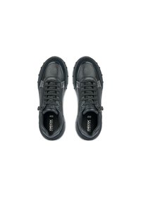 Zapatillas de cuero negro con punta redonda, diseño de cordones y cremallera lateral. Suela de goma texturizada con logo y forro transpirable.