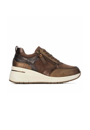 Zapatilla marrón de cuero y ante con paneles texturizados, cremallera lateral, cordones y suela blanca gruesa para uso casual.