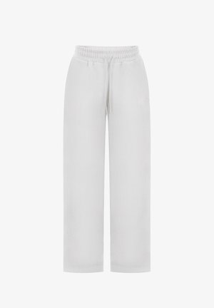 Białe, szerokie spodnie dresowe z elastycznym pasem i sznurkiem, z subtelnym logo w tonacji na lewej udzie.