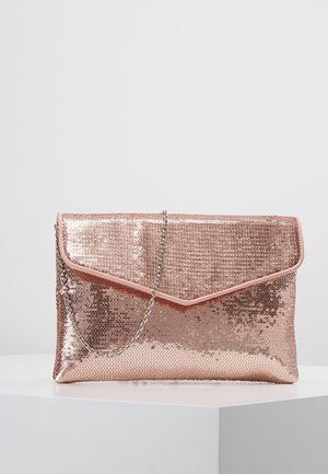 Kopertówka typu clutch z cekinami w różowym złocie z różowym wykończeniem i cienkim srebrnym łańcuszkiem na białym piedestale.