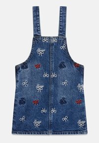 Sukienka ogrodniczka z denimu w ciemnoniebieskim kolorze, z regulowanymi ramiączkami, przednimi kieszeniami i haftowanymi kokardkami w czerwonym i białym kolorze oraz z detalem logo.