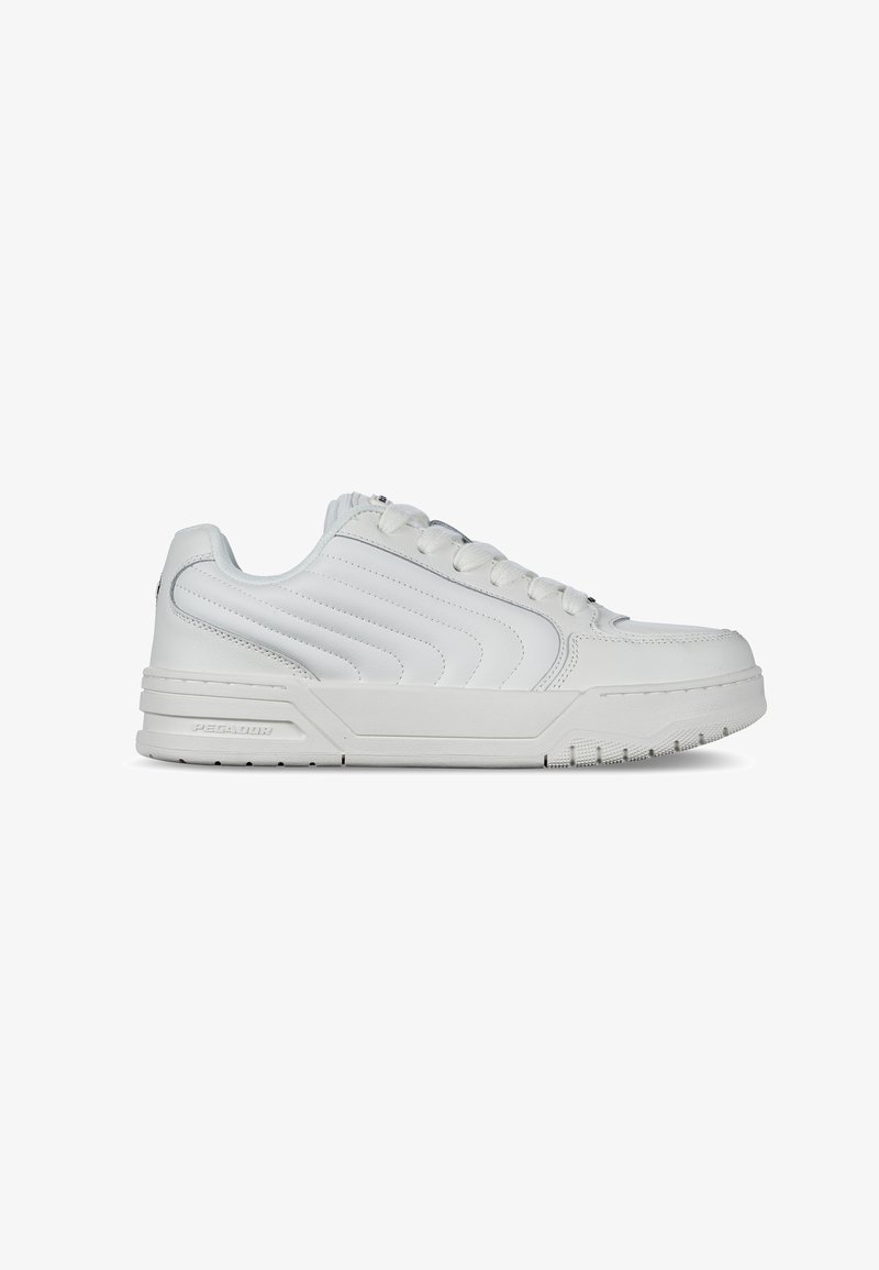 Sneakers brancos em couro com painéis laterais texturizados, sola espessa, bico redondo e fecho tradicional com atacadores.