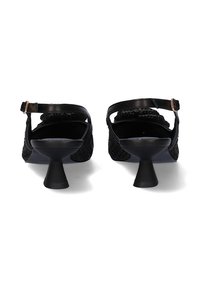 Sandalias negras de tacón con textura trenzada, correa de tobillo ajustable y diseño de tacón acampanado único, que ofrecen una silueta moderna.