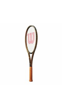 Wilson Pro Staff tennisklubba med en bronsram, vita strängar, röd logotyp och ett orange grepp. Slät yta och ergonomisk design.