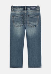 Jeans de mezclilla azul oscuro con corte recto. Cuenta con dos bolsillos traseros y una etiqueta de Vingino en la cintura. El lavado desgastado añade textura.