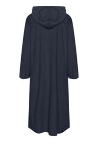 Námornícky modrá kapucňová župan vyrobená z mäkkej fleece látky, s dlhými rukávmi a dĺžkou po kolená, s hladkou textúrou a minimálnymi detailmi.