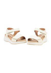Sandalias blancas con un diseño de tiras texturizadas, dos tiras cruzadas ajustables, una plantilla de color beige acolchada y una suela blanca gruesa.