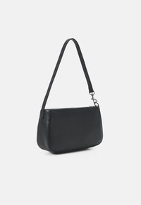 Czarna skórzana torba na ramię o eleganckim, prostokątnym kształcie, cienkim pasku i srebrnych detalach. Gładka faktura z minimalistycznym designem.