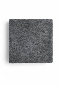 Grå, rektangulær pude med en blød, struktureret overflade. Kanterne er skarpe og viser et simpelt, minimalistisk design.