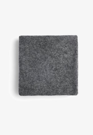 Cuscino rettangolare grigio con una superficie morbida e testurizzata. I bordi sono ben definiti, mostrando un design semplice e minimalista.