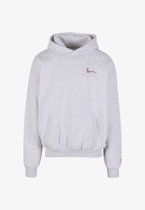 Világosszürke, puha anyagból készült kapucnis pulóver, elülső zsebbel, bordázott mandzsettákkal és egy kis piros logóval a mellkason. Hétköznapi kialakítás.