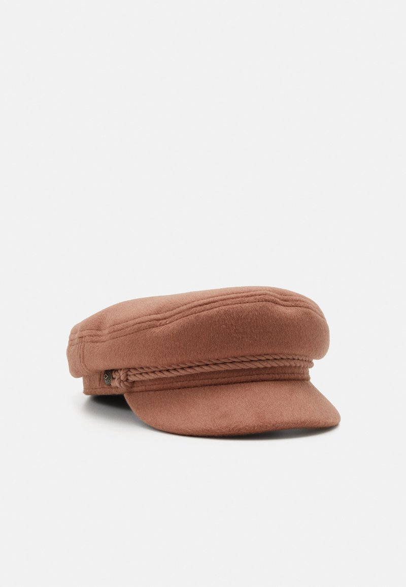 Sombrero de panadero de fieltro en terracota, que presenta una corona plana, detalle trenzado y un ala redondeada, con sutiles acentos de costura.