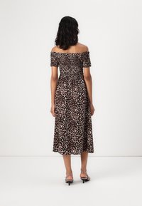 Off-shoulder klänning i leopardsmönster med rynkad byst, sv flowing kjol nedanför knäna och korta ärmar. Slät tyg med en mjuk textur.