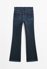 Donkerdenim flared jeans met een gladde textuur, twee achterzakken, riemlussen en gestikte details. Klassiek vijf-pocket ontwerp.