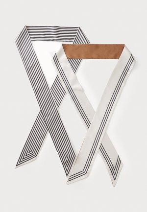 Ensemble de foulards en tissu comprenant un foulard crème avec des rayures noires et un accent en cuir marron. Les deux foulards ont une texture lisse et une forme longue.