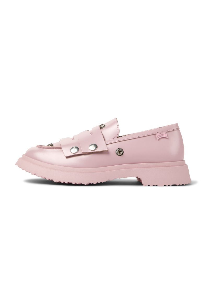Zapatillas rosas de slip-on con suelas gruesas y correas decorativas, que cuentan con acentos metálicos. El estilo parece moderno y casual.