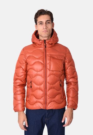 Giacca a vento in arancione ruggine, con design trapuntato, cappuccio, chiusura con zip davanti e due tasche laterali con cerniere nere.