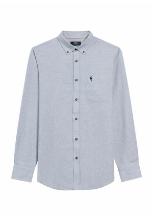 Koszula z długim rękawem w jasnoniebieskim kolorze, z kołnierzykiem zapinanym na guziki, naszywaną kieszenią oraz brązowymi guzikami wzdłuż przodu.