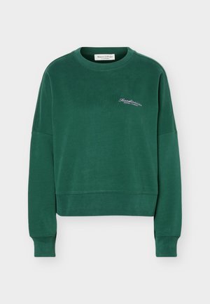 Πράσινο φούτερ με μακριά μανίκια και στρογγυλή λαιμόκοψη, με μικρό λευκό κείμενο "Scandinavian Football Company" στο αριστερό στήθος, με ριμπ μανσέτες και τελείωμα.